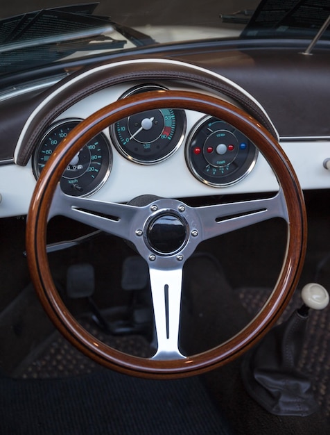 Foto close-up van het stuurwiel in een vintage auto