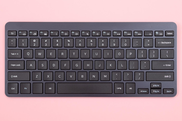 Foto close-up van het toetsenbord op roze achtergrond
