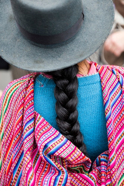 Foto close-up van het traditionele peruaanse vrouwelijke vlechtkapsel in lima, peru