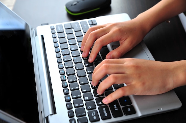 Close-up van het typen van vrouwelijke handen op het toetsenbord