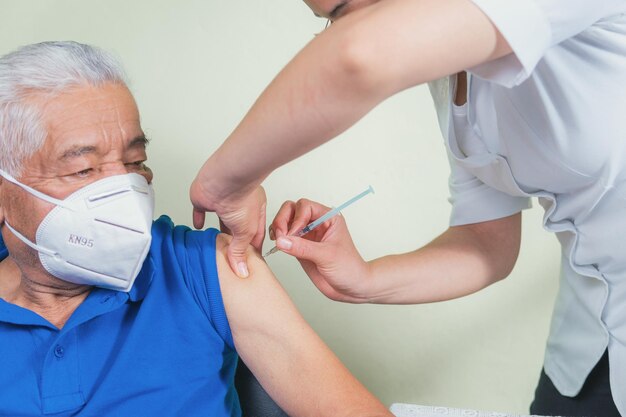 Close-up van het vaccinatieproces bij ouderen