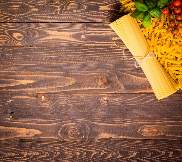 Close-up van het verfraaien van Italiaanse pasta. Op een houten achtergrond