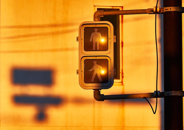 Foto close-up van het verkeerssignaal met zonlicht in de ochtend