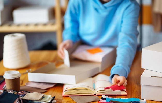 Close-up van het voorbereiden van een pakket op tafel Vrouw online winkel kleine ondernemer ondernemer