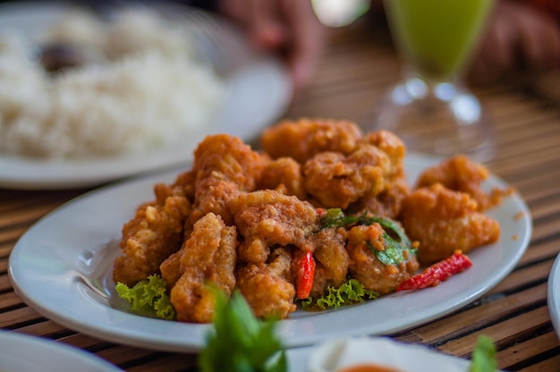 Close-up van het voorgerecht dat op tafel wordt geserveerd