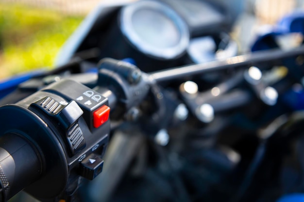 Close-up van het voorwiel van de motorfiets geparkeerd op het gras