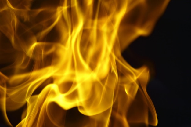 Foto close-up van het vuur tegen een zwarte achtergrond