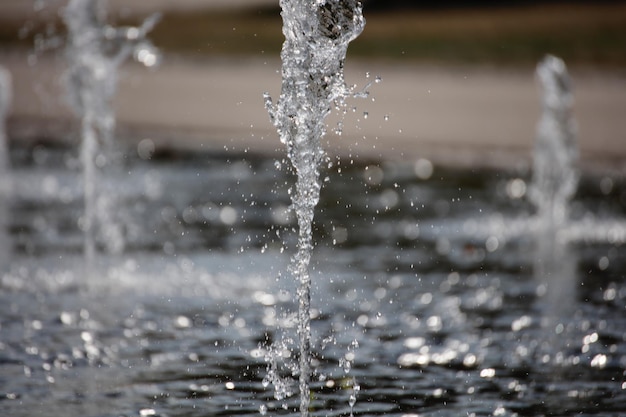 Foto close-up van het water dat uit de fontein wordt gespoten