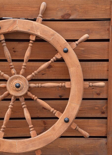 Foto close-up van het wiel tegen een houten muur