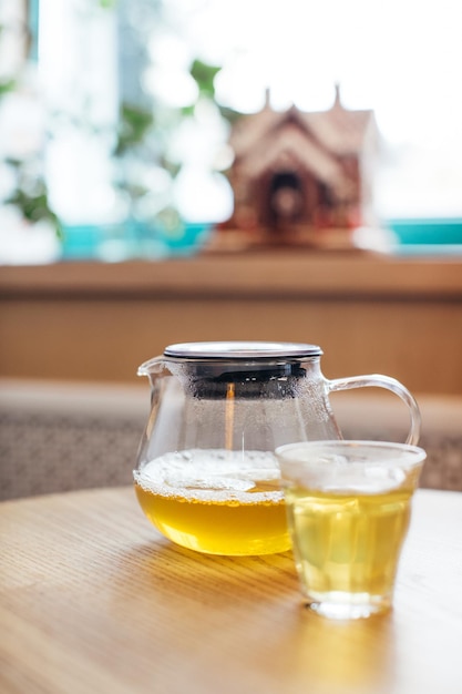 Close-up van hete thee in een glazen theepot op een tafel in een café