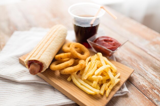 Foto close-up van hotdogs en ander fastfood