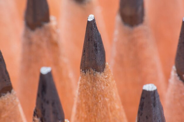 Foto close-up van hout tegen een metalen hek