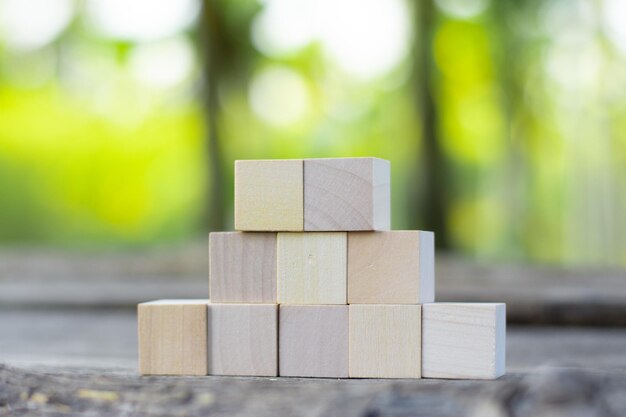 Foto close-up van houten blokken op tafel