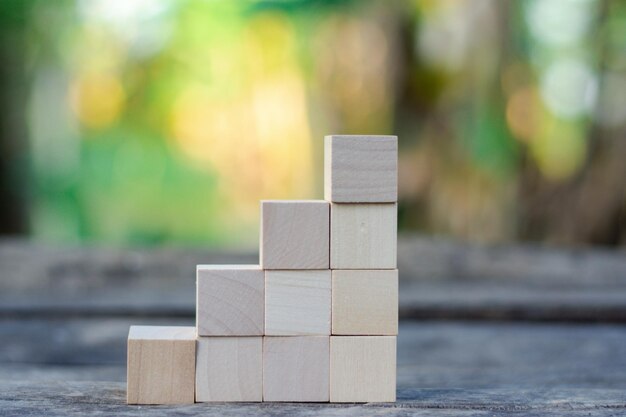 Foto close-up van houten blokken op tafel