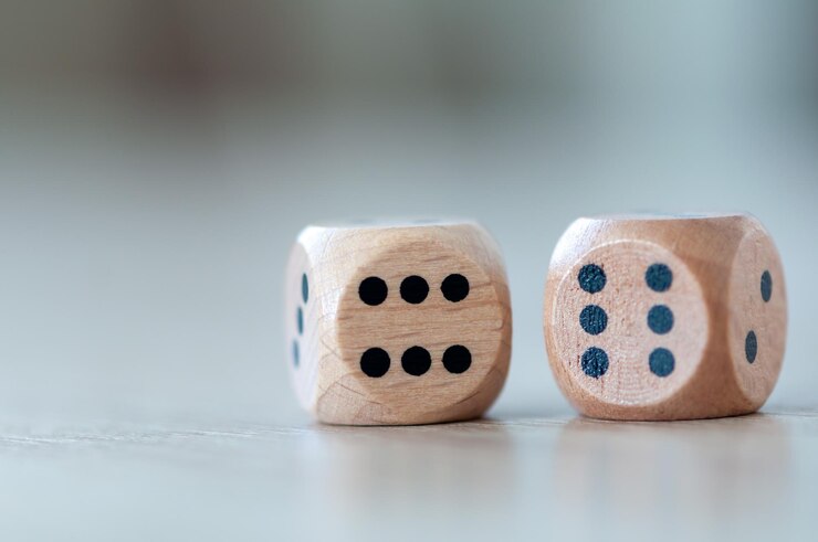 Close-up van houten dobbelstenen op een tafel