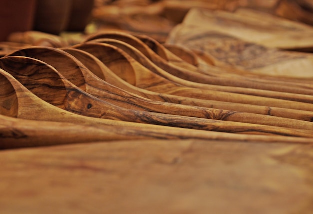 Foto close-up van houten lepels op tafel