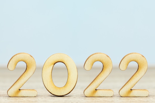 Close-up van houten numeriek nieuwjaar 2022 op tafel met kopieerruimte