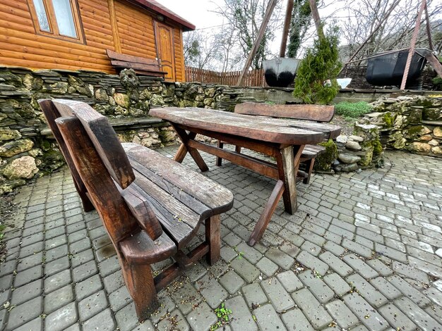 Close-up van houten tafel met banken op het platteland Logtafel en banken in een leeg dorp bij bewolkt weer