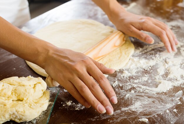 Close-up van huisvrouw het koken deeg