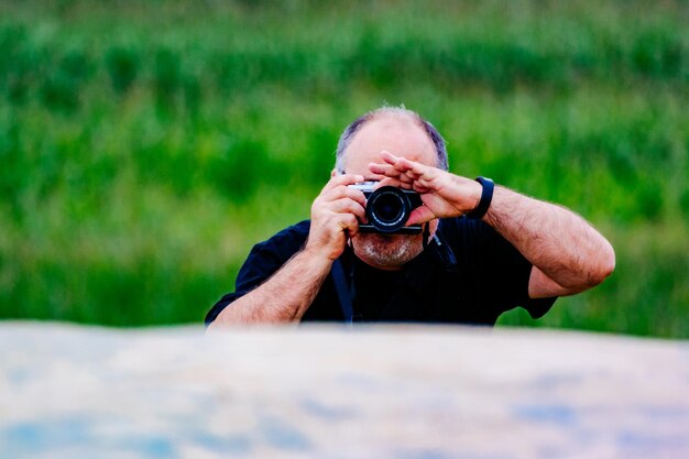 Foto close-up van ijs in de hand