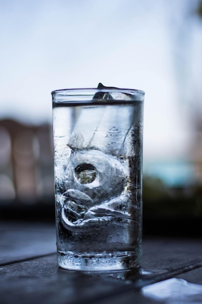 Foto close-up van ijs in glas op tafel