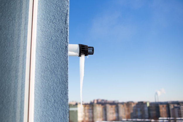 Close-up van ijs op de schoorsteen van de gasketel in de wintertijd Flue van de gasketel in het appartement