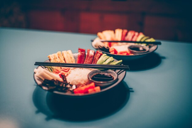 Foto close-up van ijs op een bord op tafel