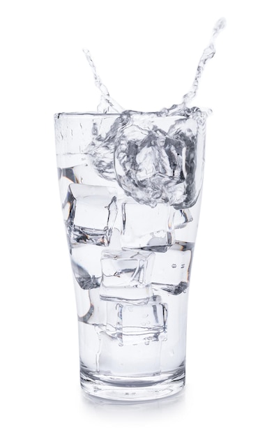 Close-up van ijsblokjes in glas tegen een witte achtergrond