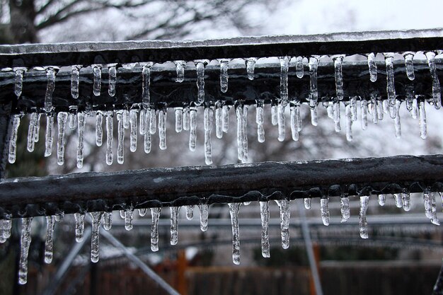 Foto close-up van ijsjes tegen de lucht tijdens de winter