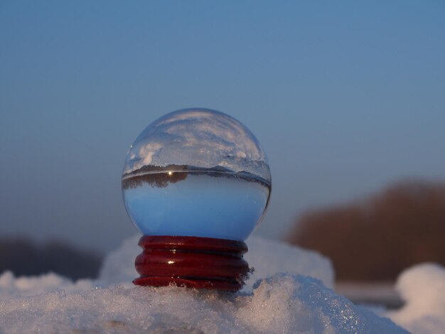 Close-up van ijskristallen tegen de hemel tijdens de winter