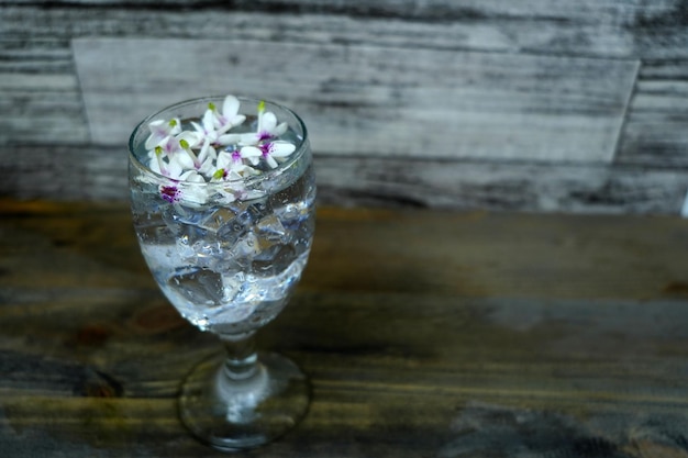 Foto close-up van ijstee op tafel