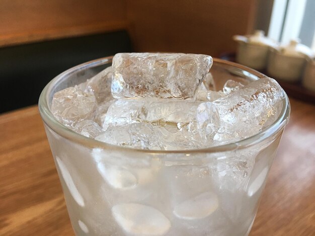 Foto close-up van ijstee op tafel