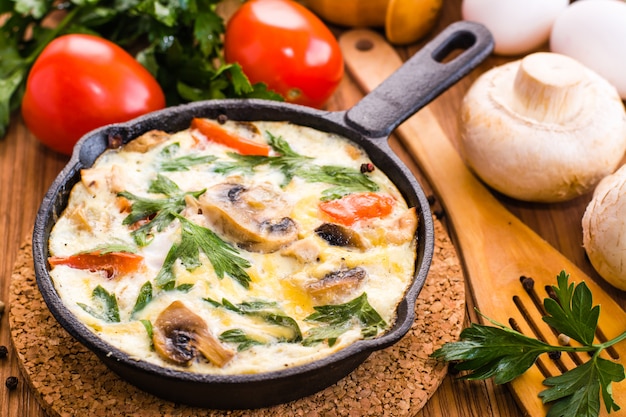 Close-up van Italiaanse Frittata en ingrediënten voor het bakken