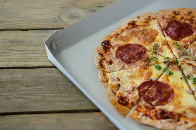 Close-up van Italiaanse pizza in een geopende doos