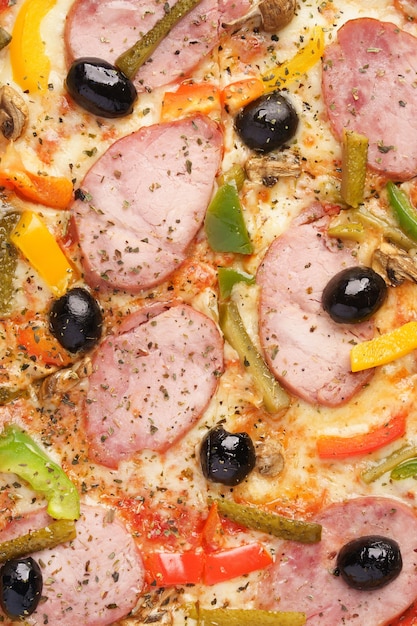 Close-up van Italiaanse pizza met zelfgemaakte worst Mozzarella Bulgaarse peper Olijven Kleine komkommers Champignons Oregano