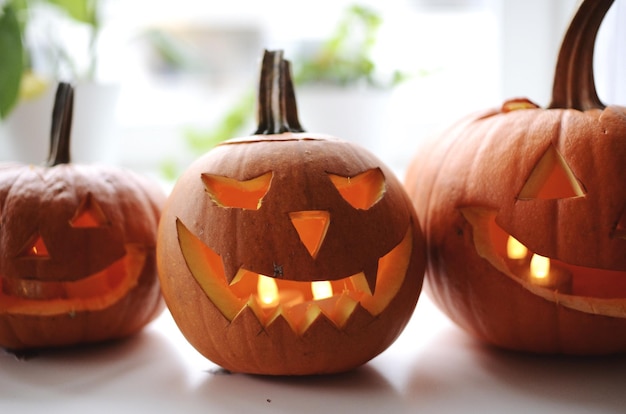Close-up van jack o lantaarns op tafel tijdens halloween