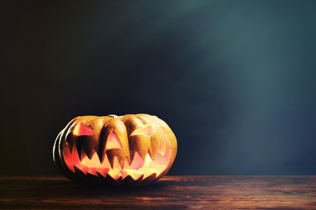 Foto close-up van jack o lantern op tafel