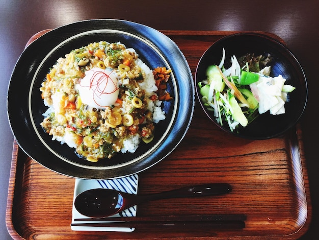 Close-up van Japans eten geserveerd in een dienblad