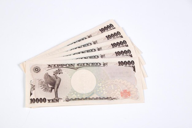 Close-up van Japanse papieren munten op een witte achtergrond