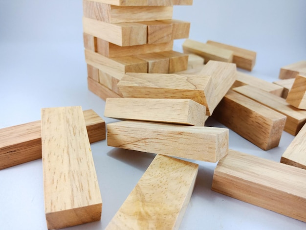 Foto close-up van jenga tegen een witte achtergrond