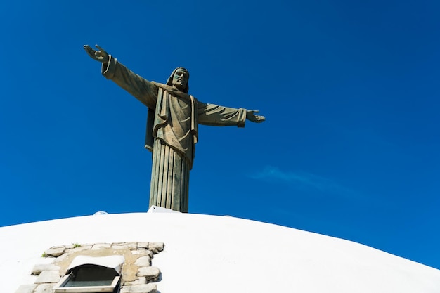 Foto close-up van jezus standbeeld op de top van mount isabel de torres in puerto plata, dominicaanse republiek