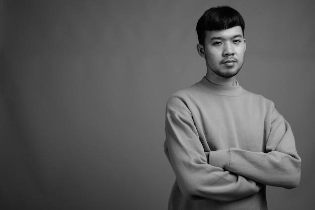 Close-up van jonge Aziatische man trui dragen