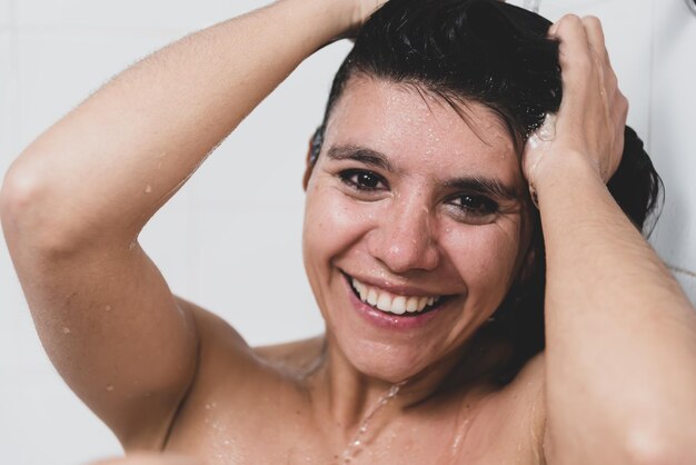 Close up van jonge vrouw bathing