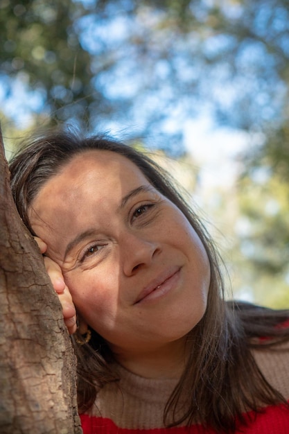 Close-up van jonge vrouw buiten echte mensen