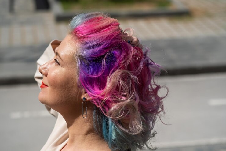 Foto close-up van jonge vrouw die wegkijkt