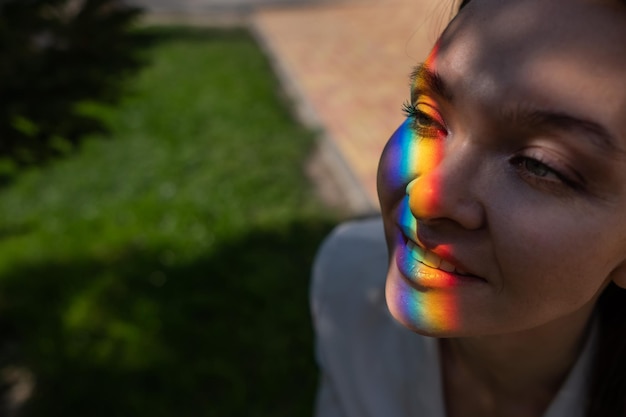 Foto close-up van jonge vrouw die wegkijkt