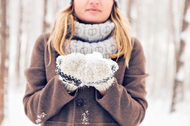 Close-up van jonge vrouw in wintertijd openlucht. Sneeuw en kou