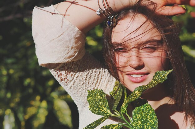 Foto close-up van jonge vrouw met bladeren