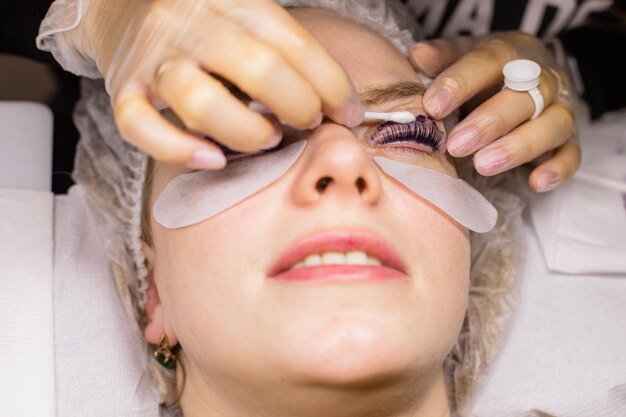 Foto close-up van jonge vrouw met gezicht