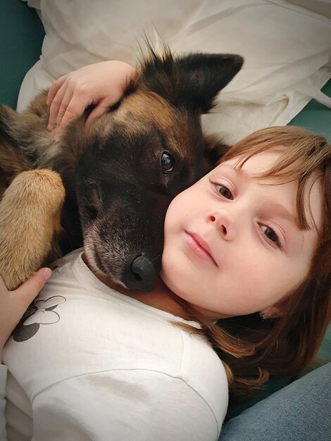 Close-up van jonge vrouw met hond